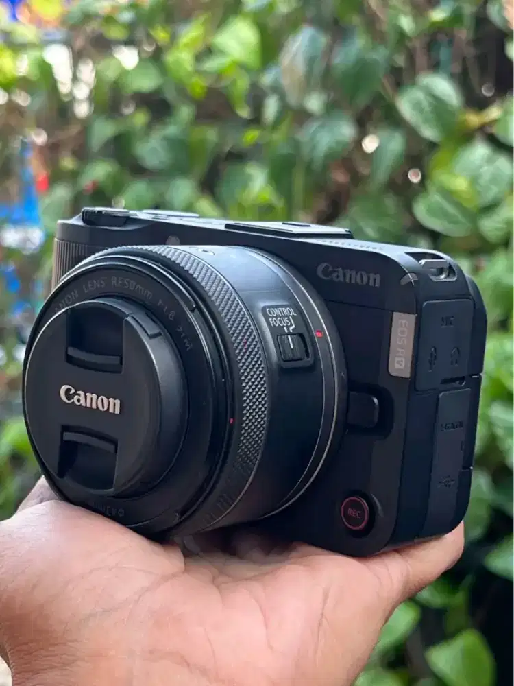Canon EOS r50 v likenew