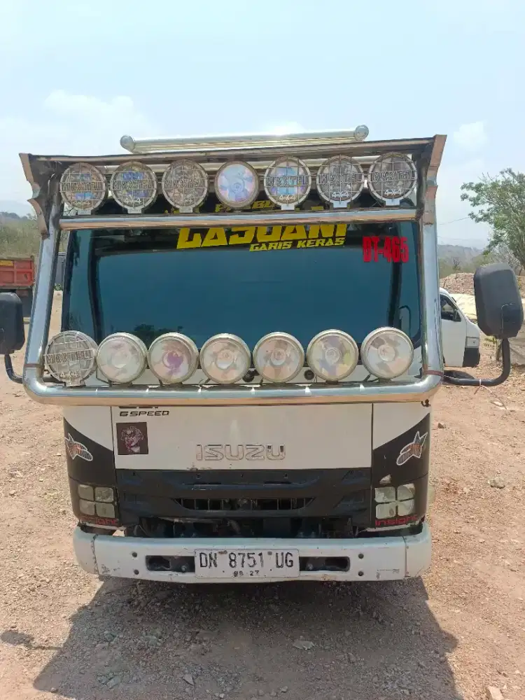 Isuzu ELF truk tahun 2022