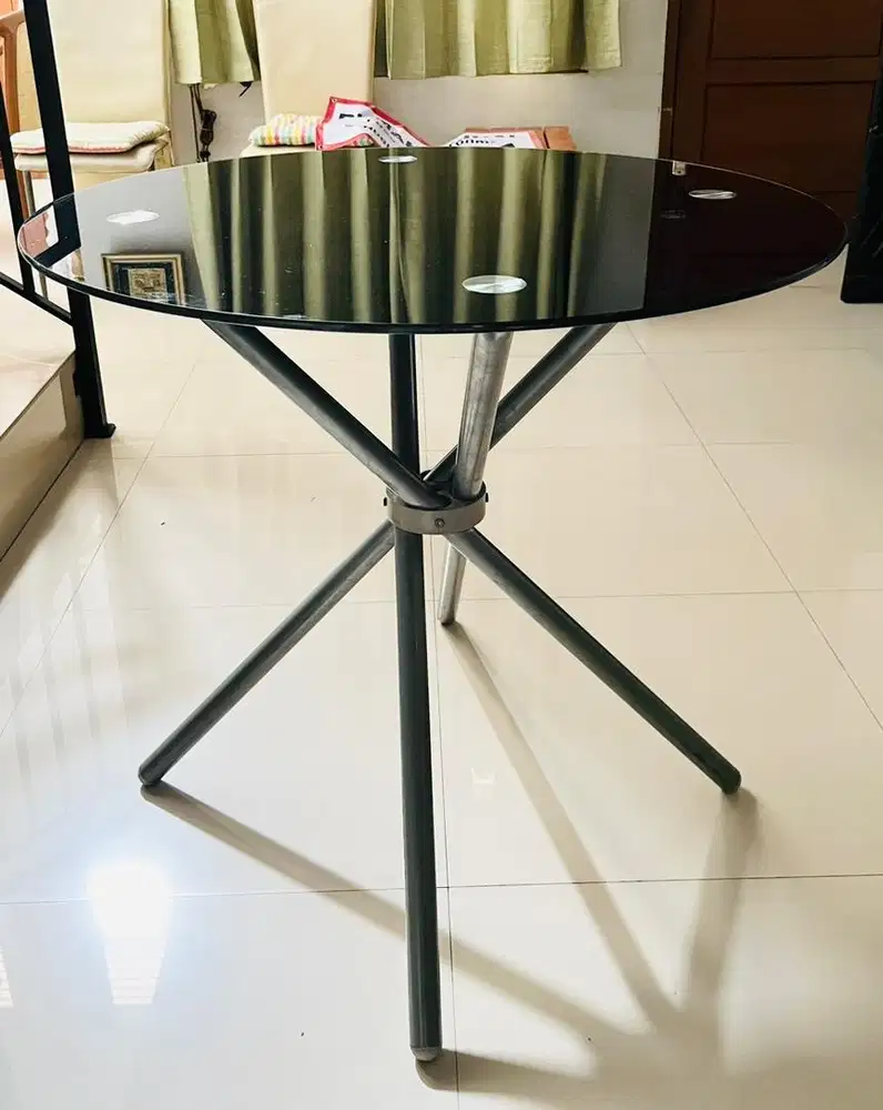 Meja Makan Kaca Tempered Besi Silang