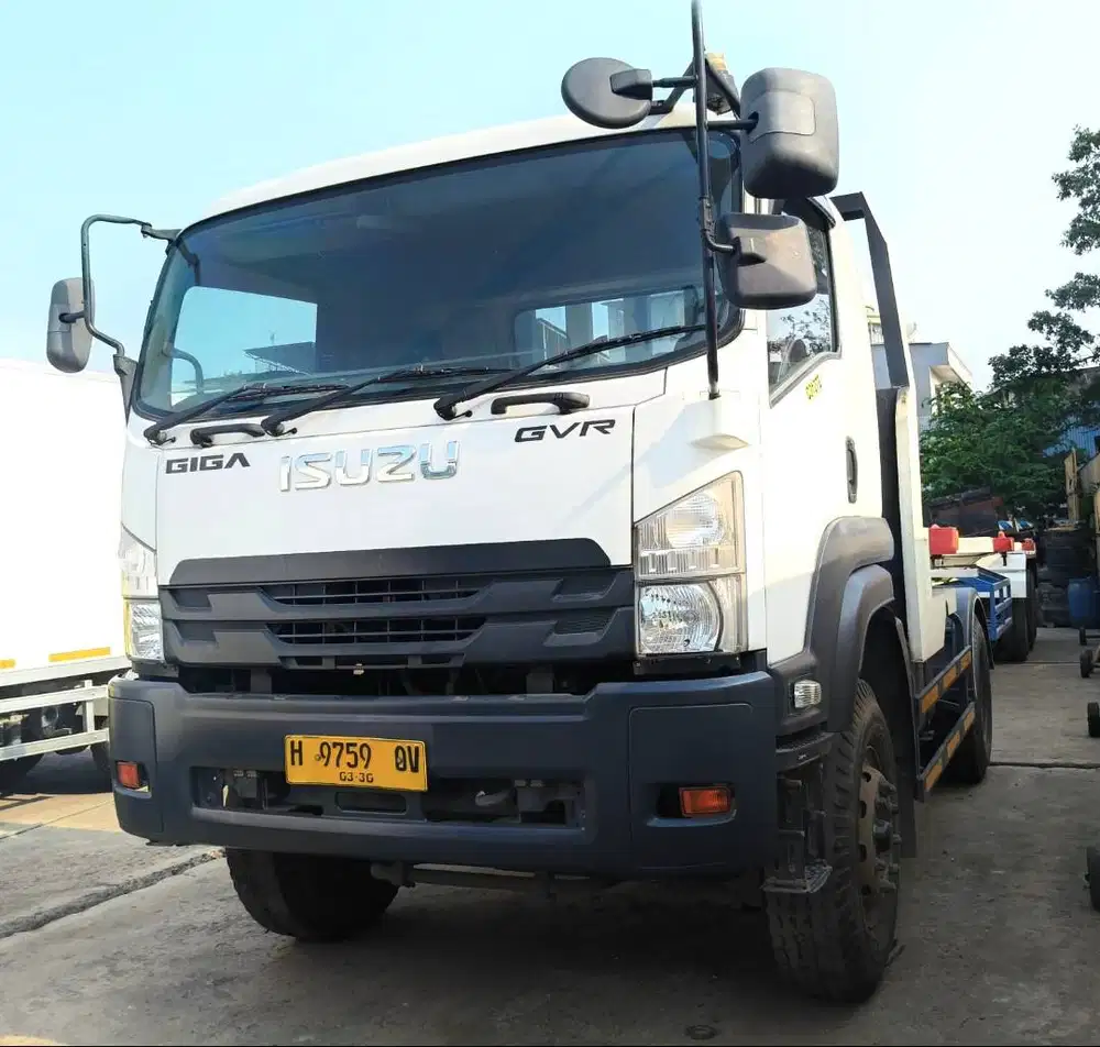 Isuzu Giga GVR Engkel 4x2 Tracktor head + buntut Trailer BARU 2024