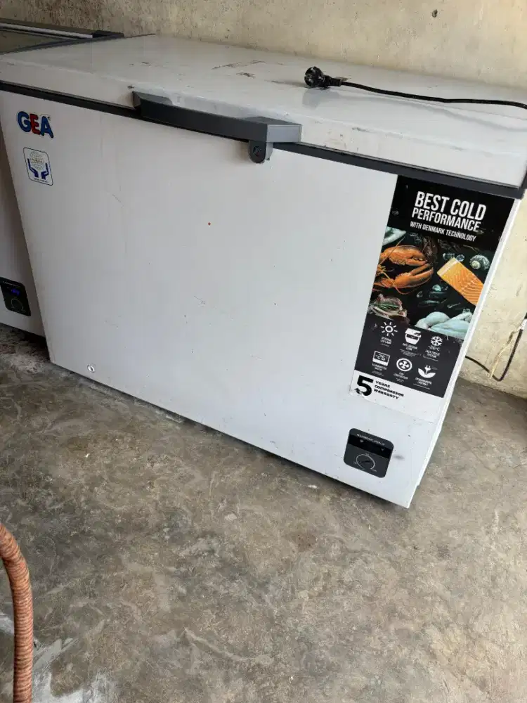 Dijual Freezer box Gea 318liter
