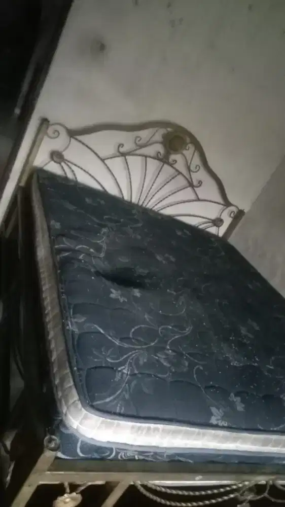 Tempat tidur besi