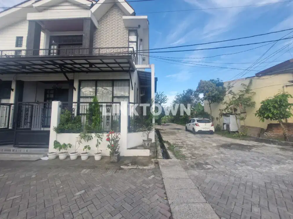 Dijual BU Harga Turun Jauh Rumah 2 Lantai Dekat Jalan Utama di Perum Griya Kencana