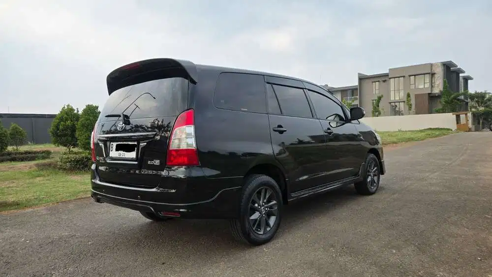 Toyota Kijang Innova 2011 Bensin