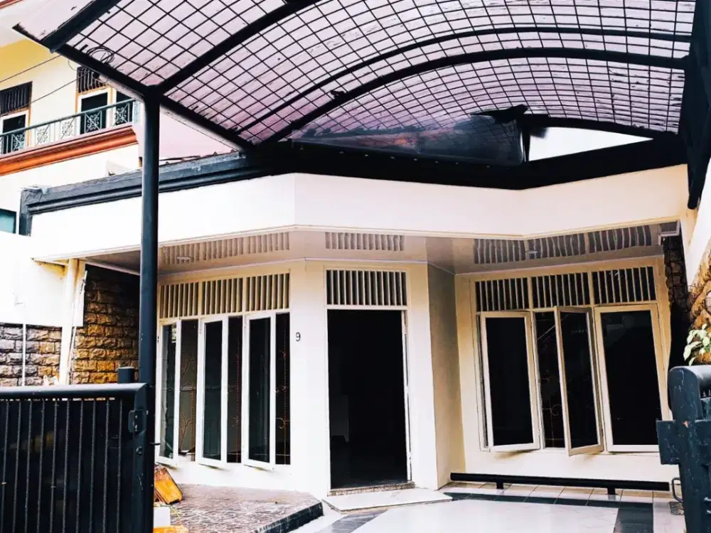 Rumah 2 lantai baru renovasi, lingkungan aman dan nyaman, tenang.