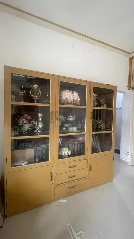 lemari kayu dan kaca