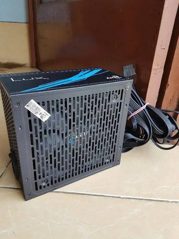 PSU Aerocool LUX 550w 80+ Bronze 8 pin vga flat cable