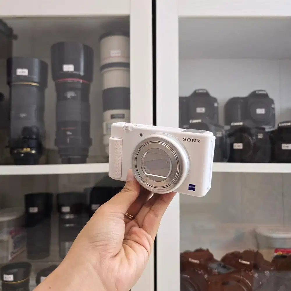 KAMERA SONY ZV-1 PUTIH GOOD CONDITION (SN 4450)