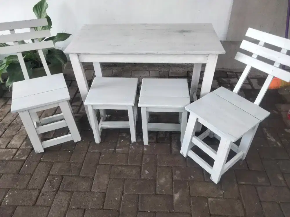 1 set meja + kursi ex cafe