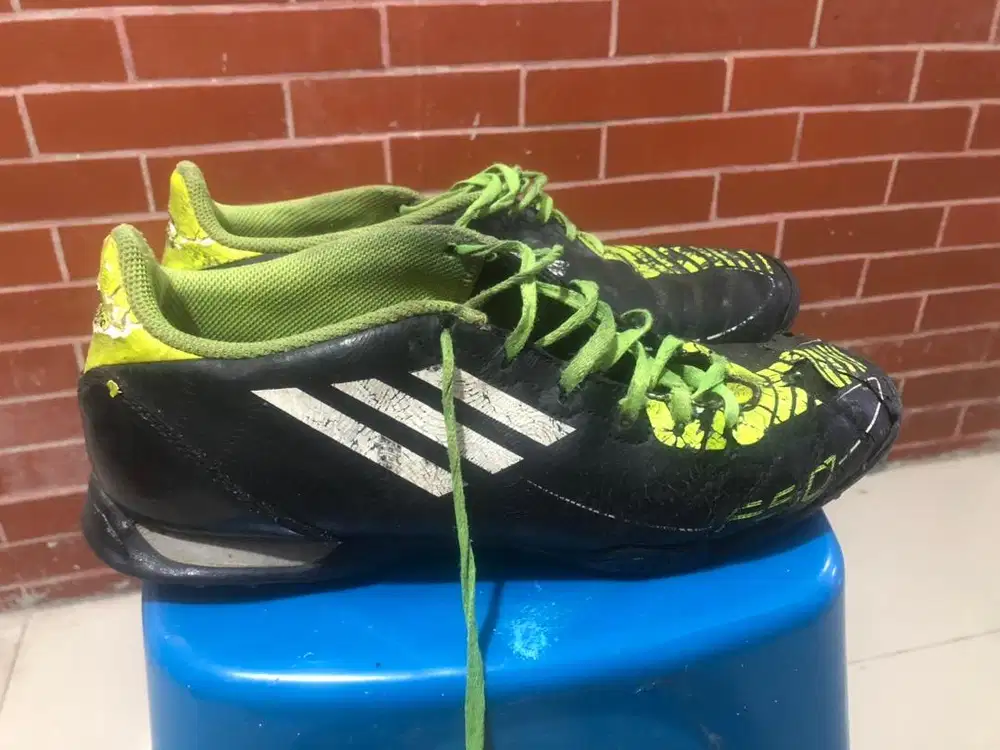 Sepatu futsal adidas f50