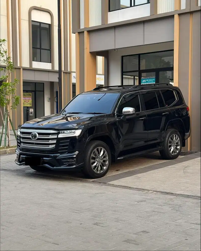 Toyota Land Cruiser LC VXR 300 TSS AT Hitam Metalik 2023