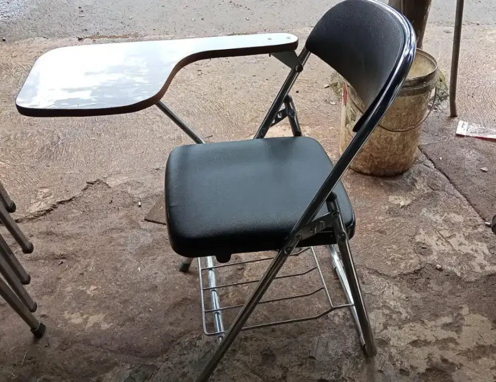 Kursi lipat kuliah rekondisi tidak karatan