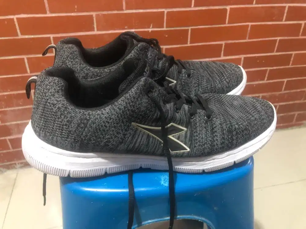 Sepatu joging diadora 42