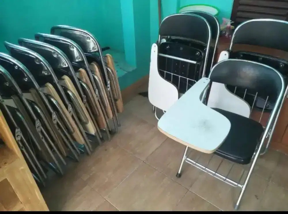 Kursi lipat kuliah rekondisi tidak karatan