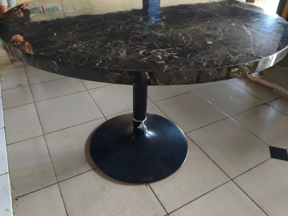 Meja Makan 4 Top Bulat Hitam 120x75cm / 110x75cm