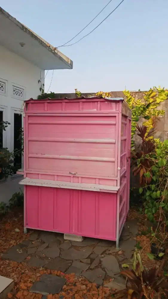 Booth Container Bekas Warna Pink