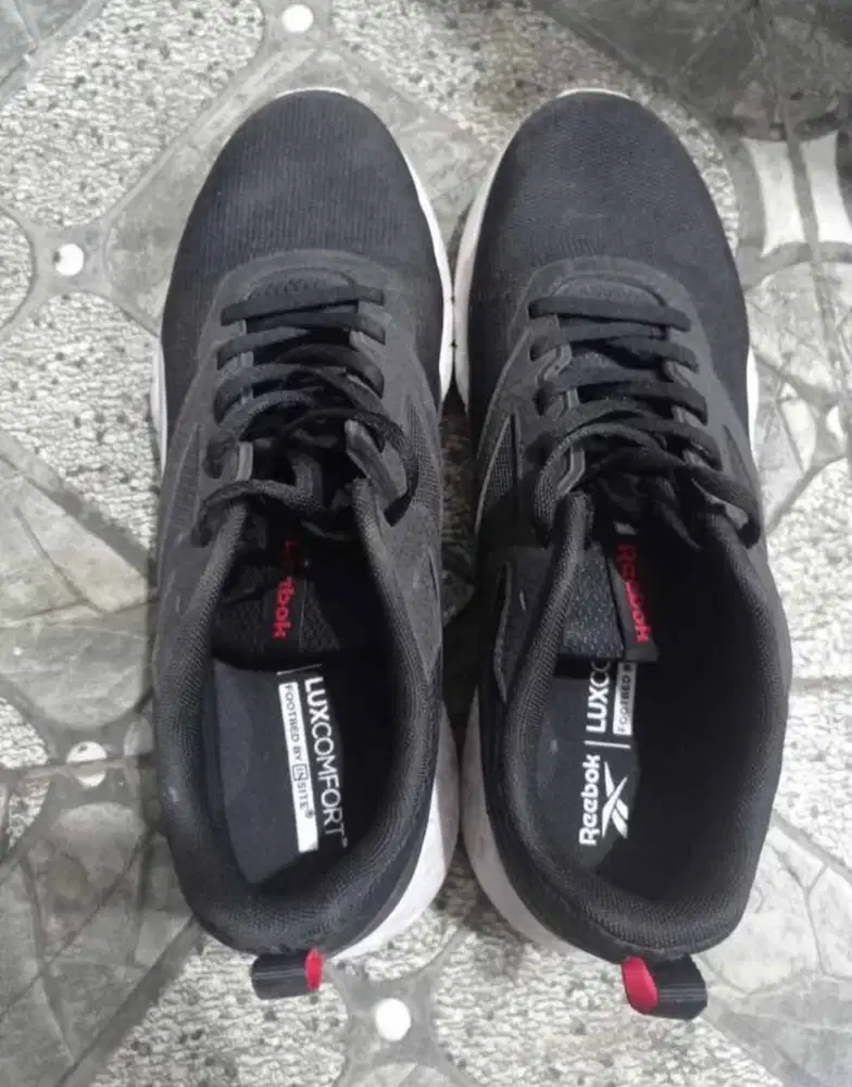 Jual sepatu Reebok size 43 warna hitam putih