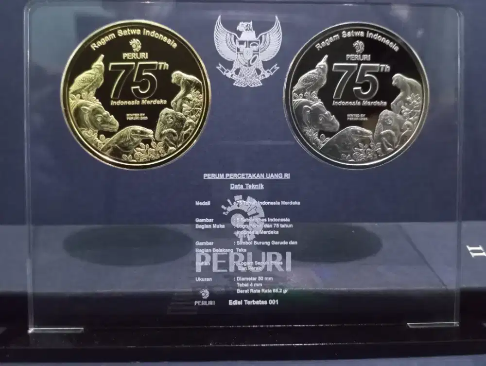 Sepasang Medali Peringatan 75th Merdeka