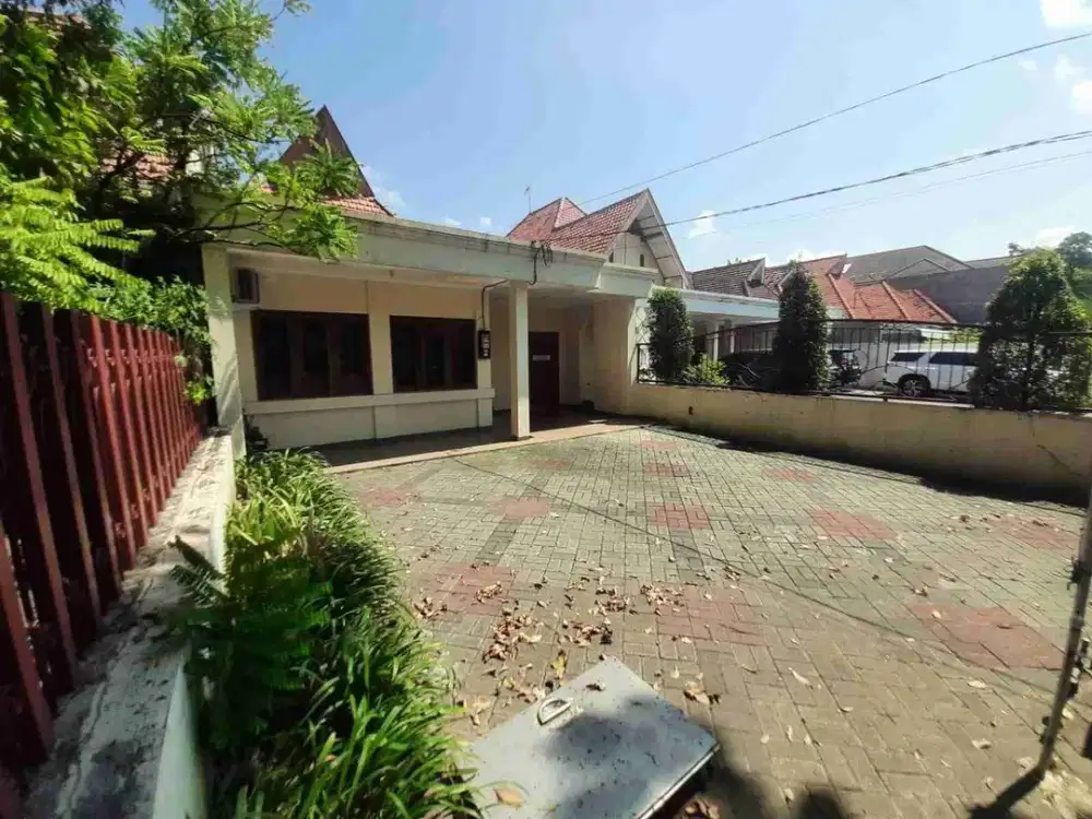 Dijual Rumah cocok untuk usaha di Jalan Mh Thamrin Surabaya Pusat