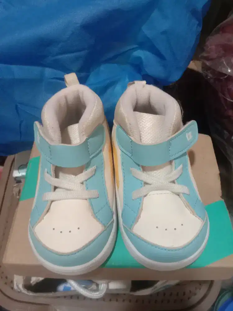 Dijual sepatu anak 1th