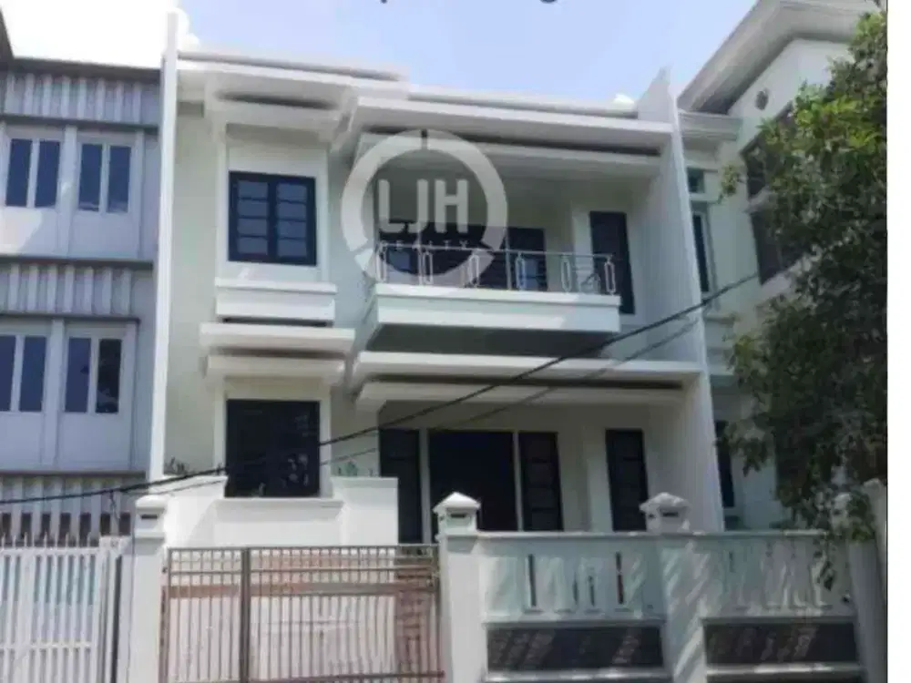 Dijual Rumah 3 Lantai di Mitra Gading Villa Luas Tanah 280m2 , Kelapa Gading, Jakarta Utara