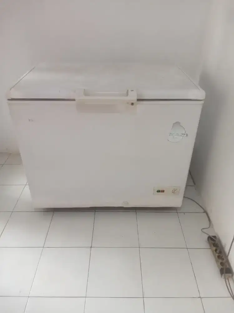 Freezer box / chest freezer 319 liter