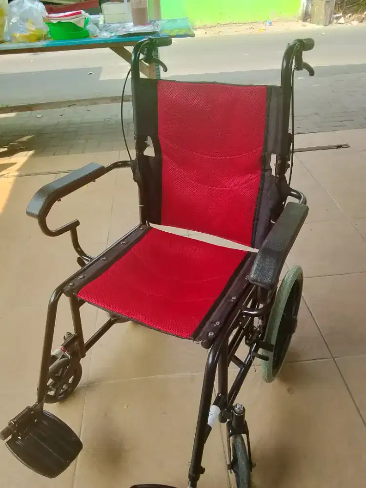 Kursi roda buat trvling n jlan