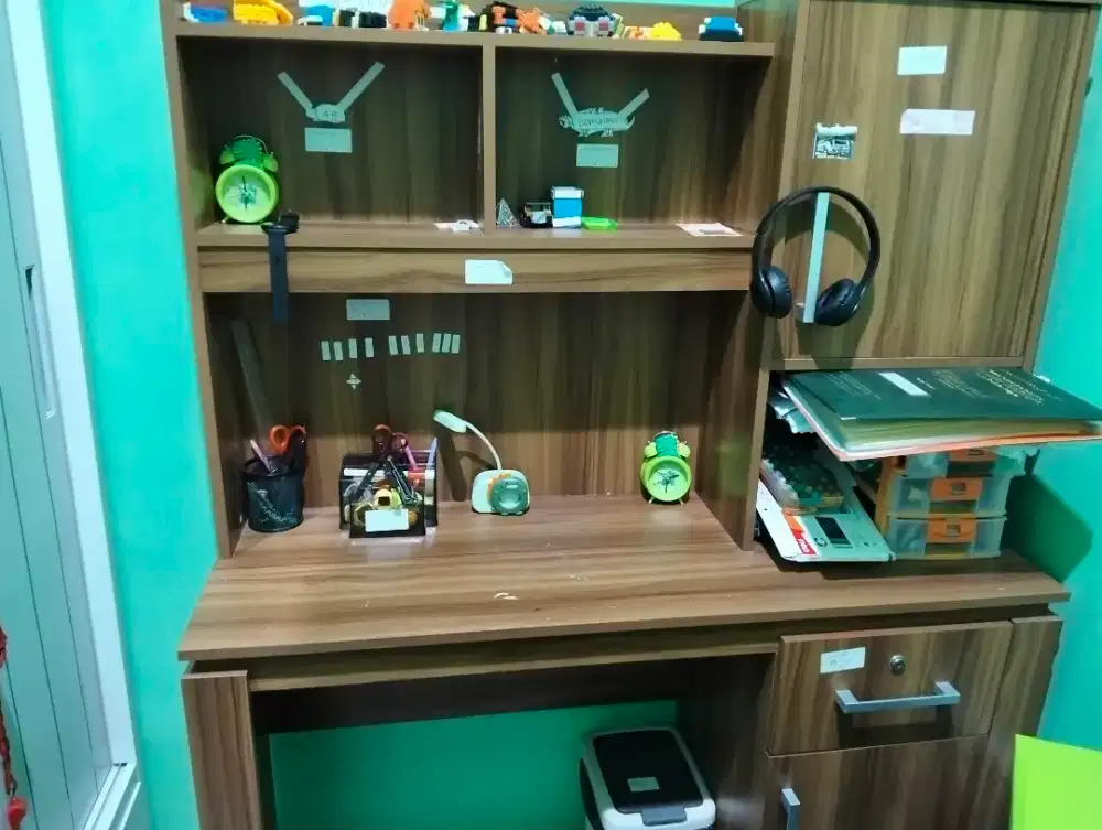 Meja belajar kayu