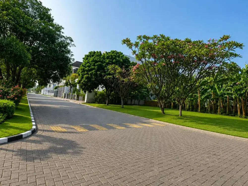 Tanah Hook Strategis Dijual Posisi Premium depan Gerbang Kompleks, Jalan Utama