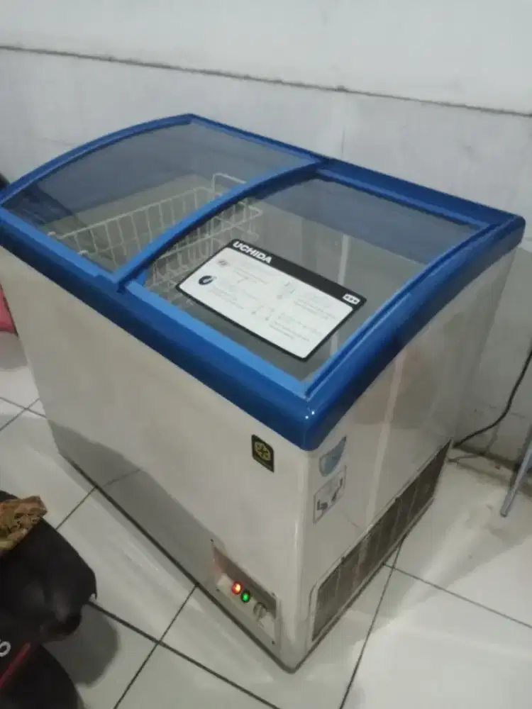 Freezer Es merk Uchida Jepang kondisi seperti Baru ,Bominus