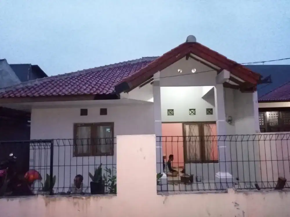 JUAL RUMAH TANAH LUAS CARPORT 2 MOBIL + 5 MOTOR