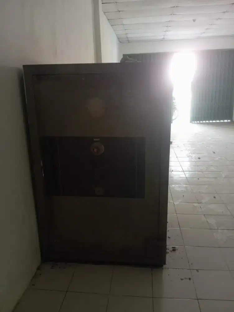 Brankas lama tebal dan kokoh