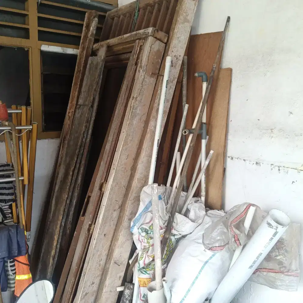 Kayu bekas kusen