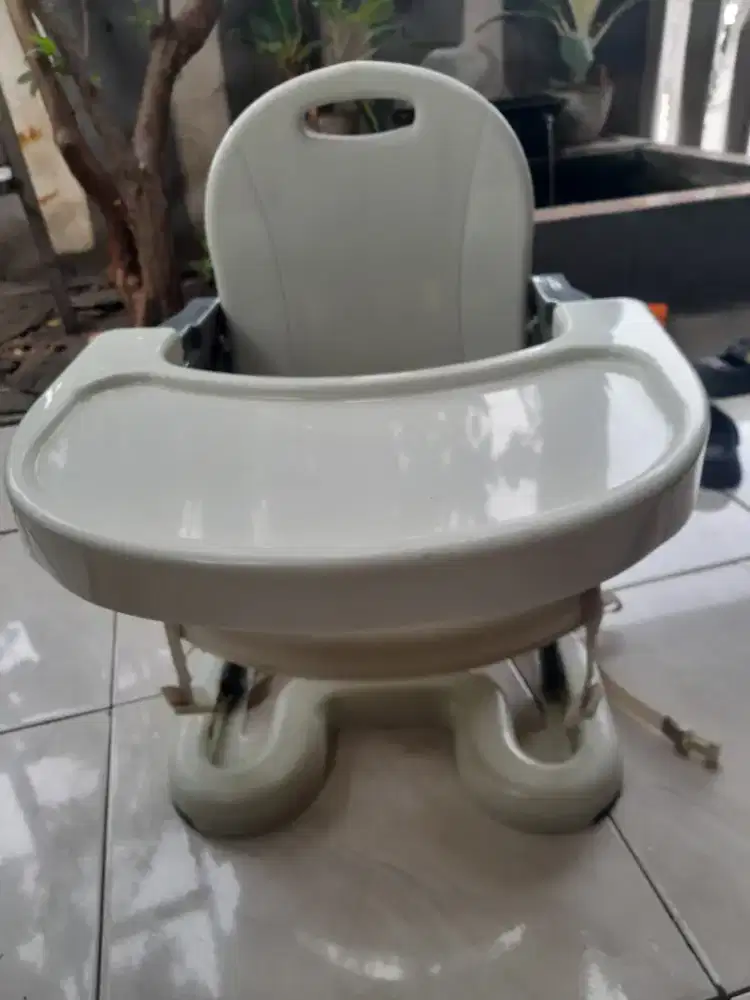 Tempat duduk makan bayi mastela