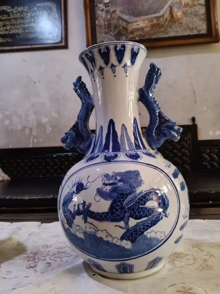 Vas antik motif Naga