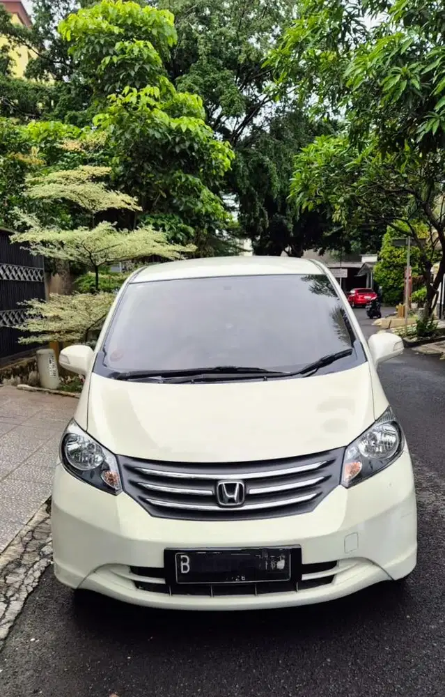 Honda Freed PSD putih mutiara
