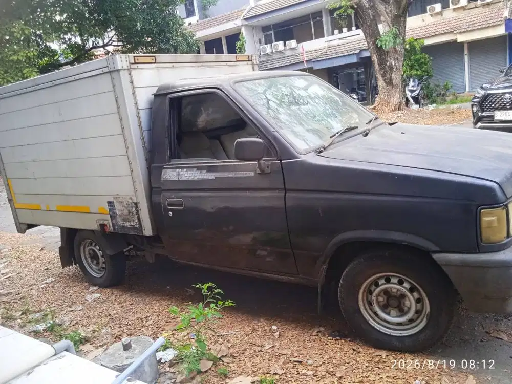 Mobil Box Isuzu Panther 2008