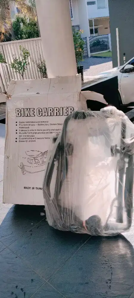 Bike carrier (alat pembawa sepeda pada mobil)