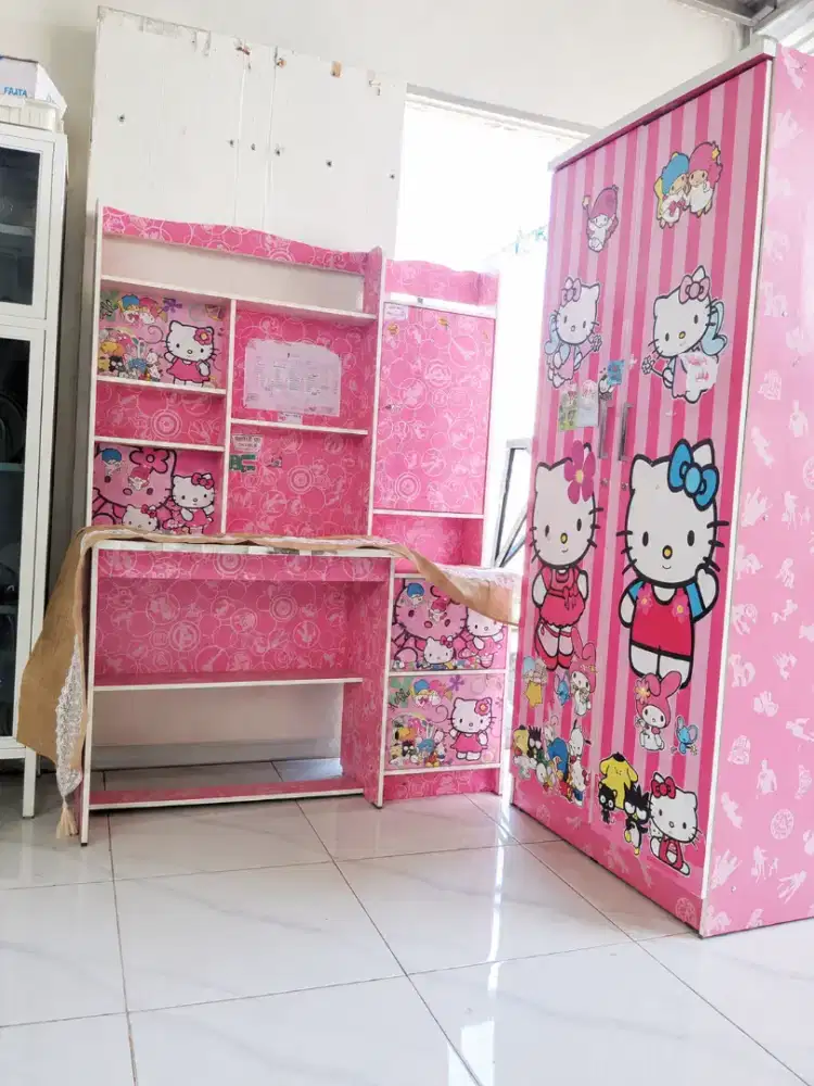 dijual lemari dua pintu dan meja belajar hello Kitty kondisi 90%