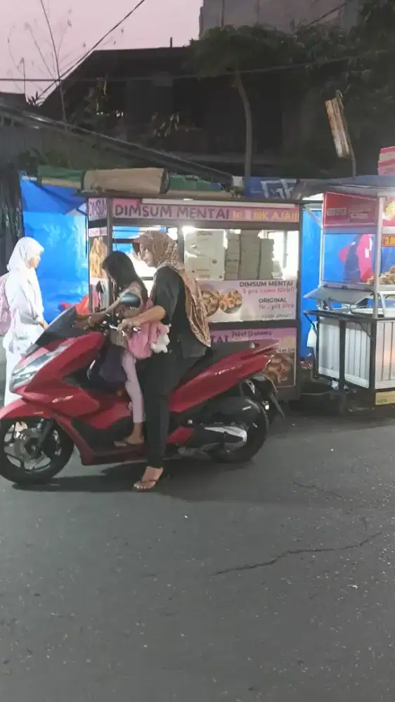 Jaga lapak dimsum Cipinang muara