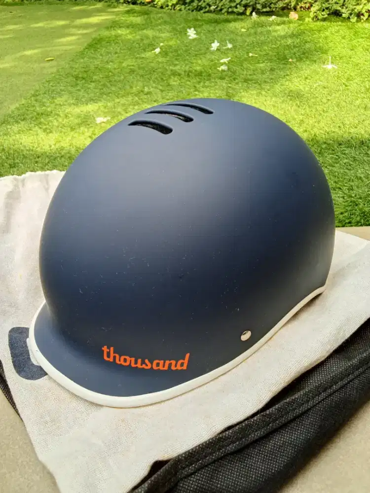 Helm sepeda merek Thousand