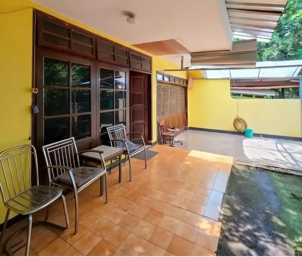 Di Jual rumah lama dengan lokasi strategis
