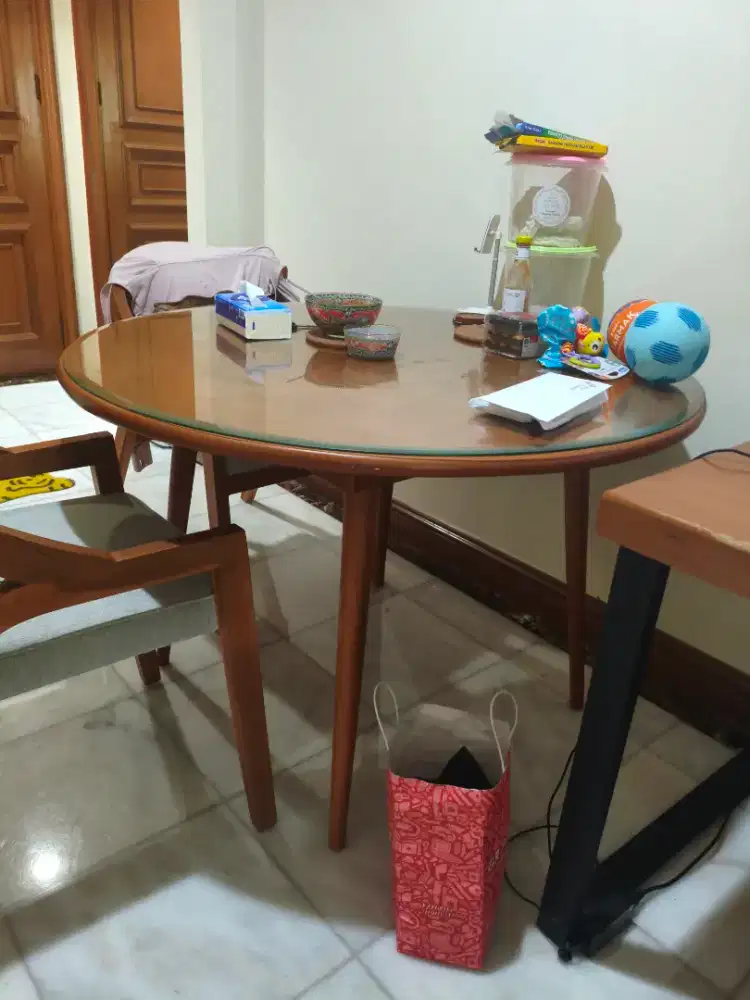 meja makan jati + 4 kursi + 4 bantal