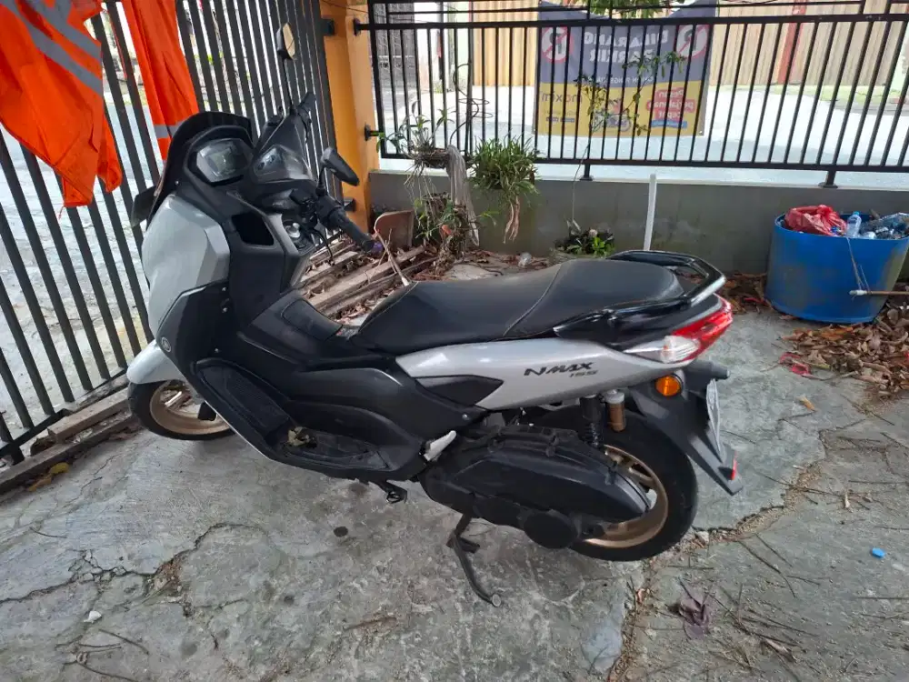 Yamaha Nmax warna silver siap pakai