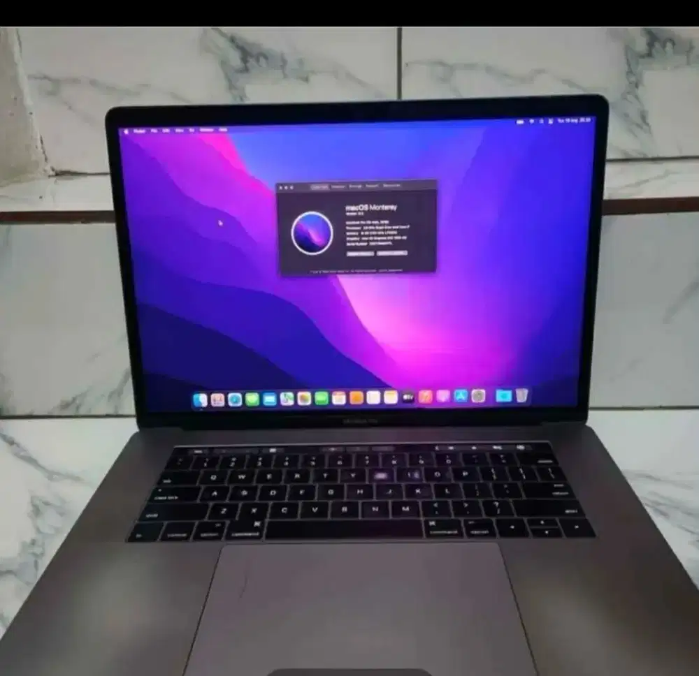 Macbook Pro 15 core  i7 16GB 256GB 2016 touchbar dual VGA