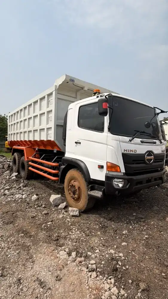 Dump truck Hino 500 tahun 2022