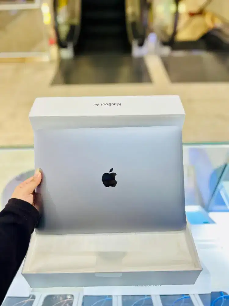 MacBook Air Apple M1 Chip 13-inch Resmi iBox Space Grey BH 95% CC 101