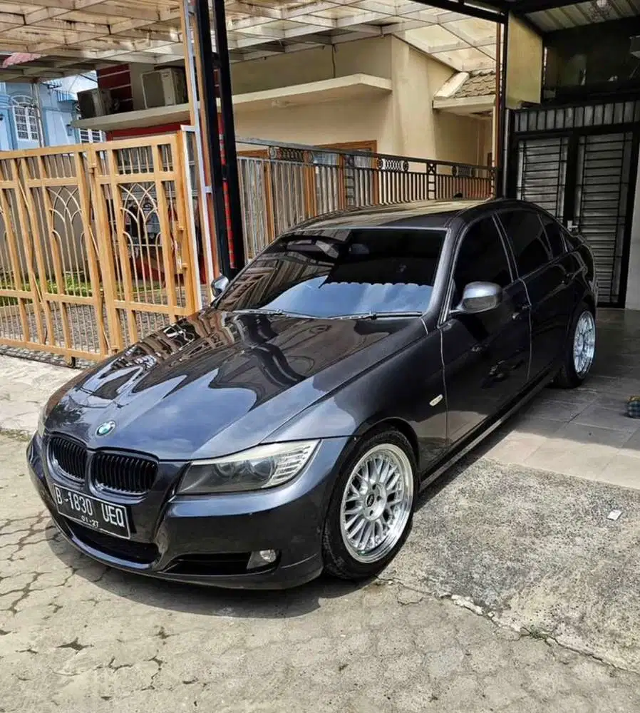 BMW 320i 2009 Bensin