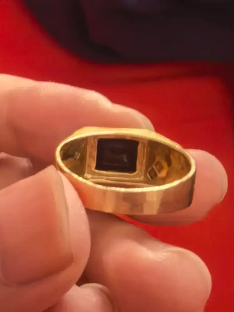 cincin 18k ada Safir hitam biru
