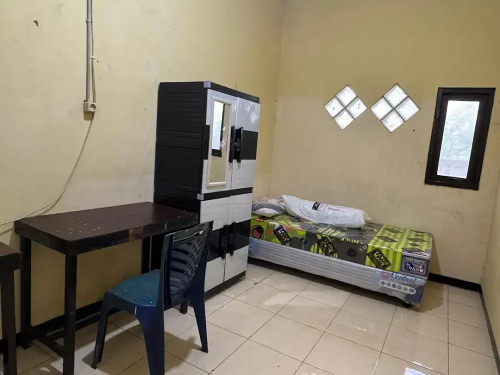 Kost Jalan Lenteng Agung Raya, murah, 200 dari Univ Pancasila, samping Alfamart